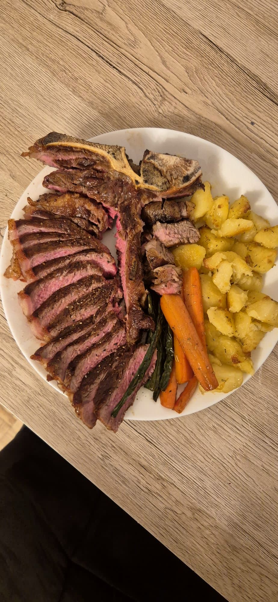 LF Steak — aufgeschnitten auf Teller mit Karotten, Erdäpfeln und grünem Gemüse