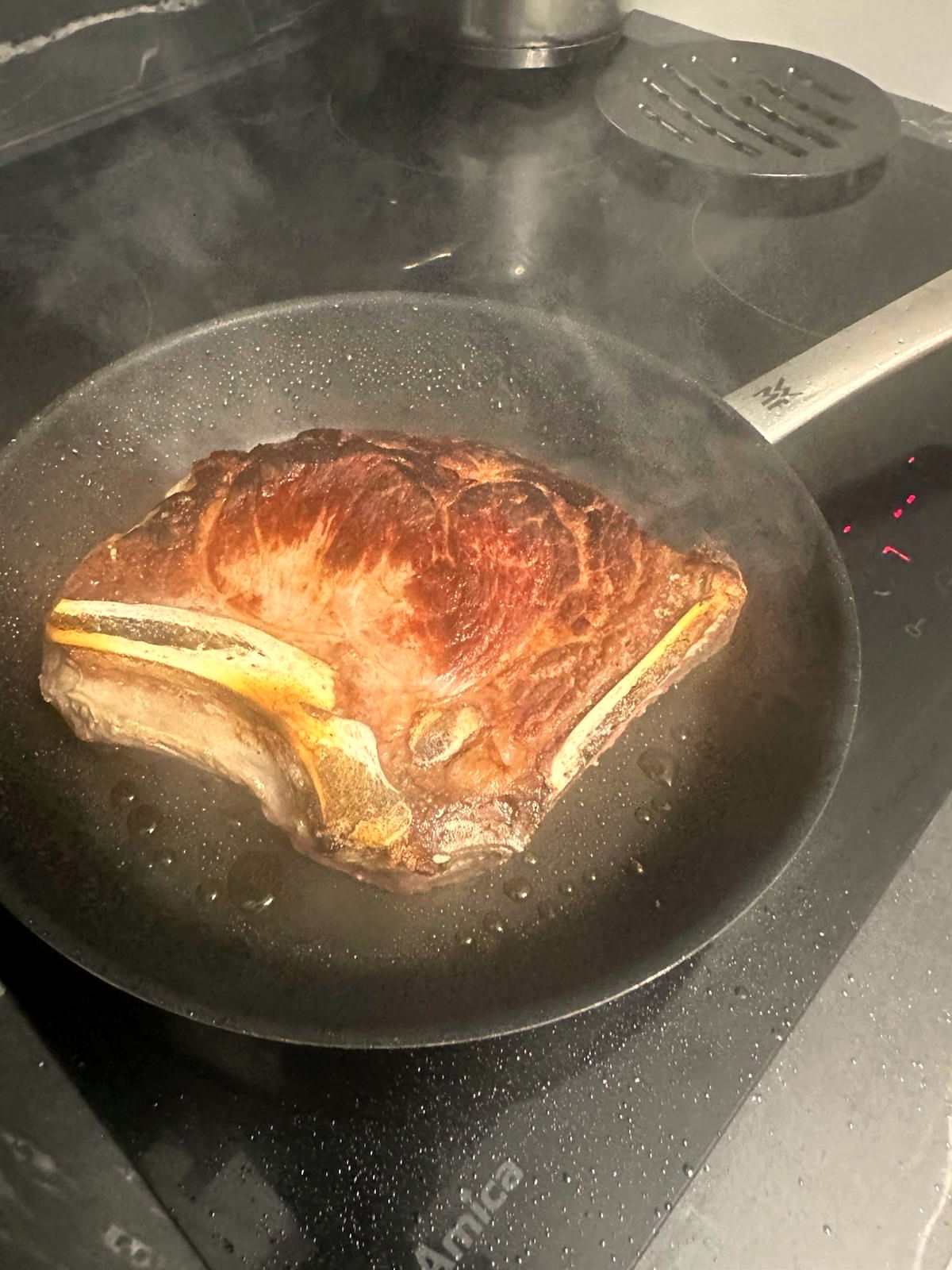 T-Bone Steak scharf angebraten in der Pfanne