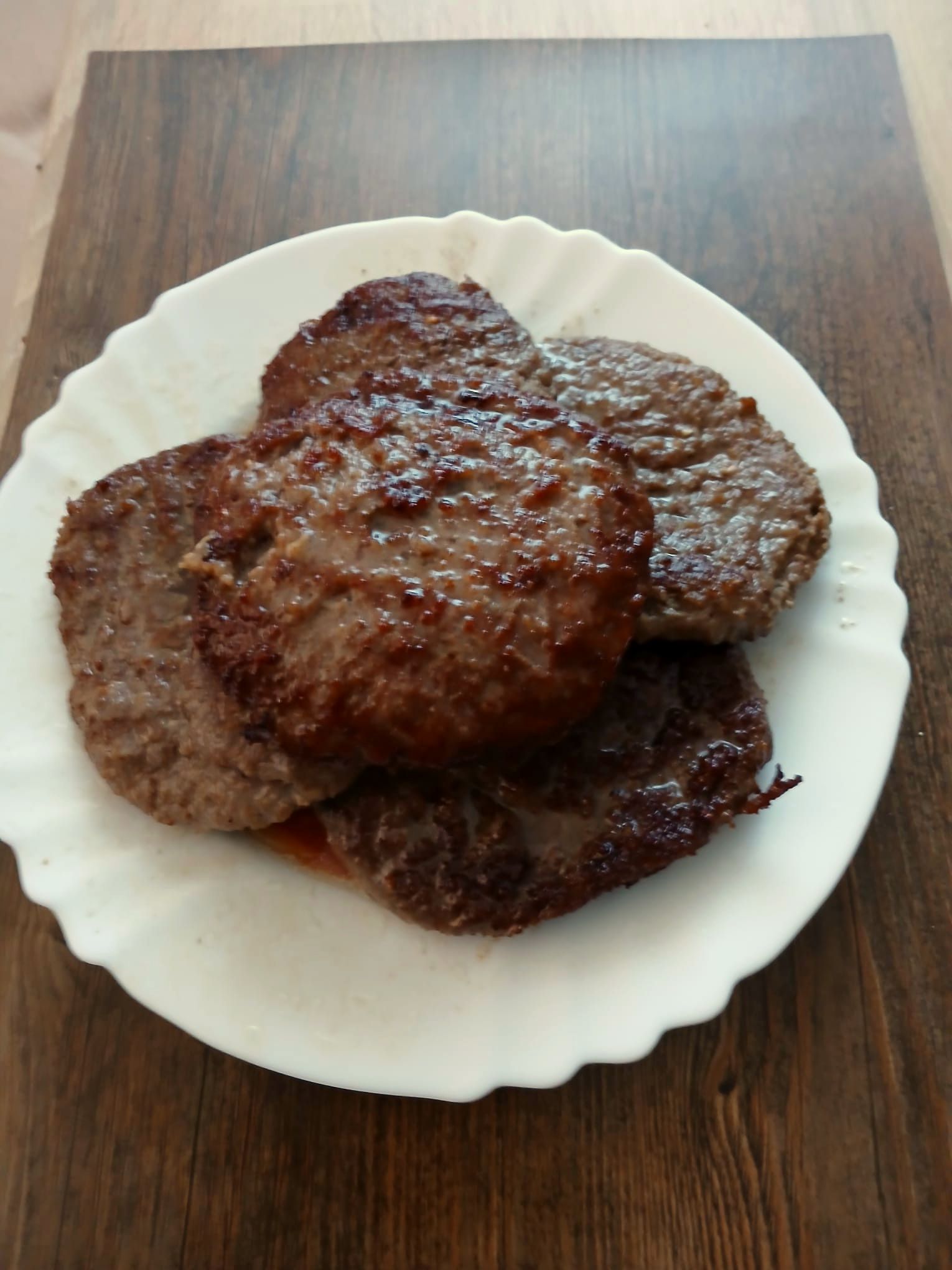 Gebratene LF Burger Patties auf weißem Teller