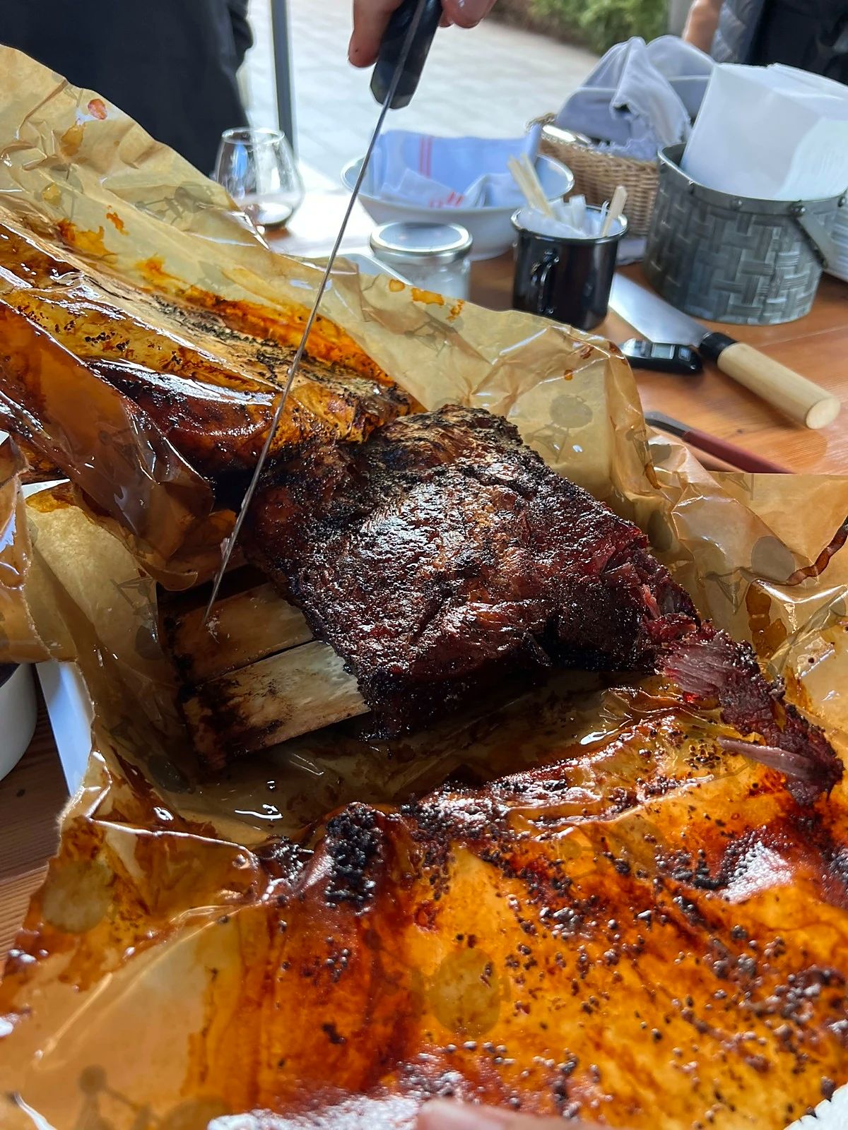 Rinderrippen aus dem Smoker, dunkel vom Rauch