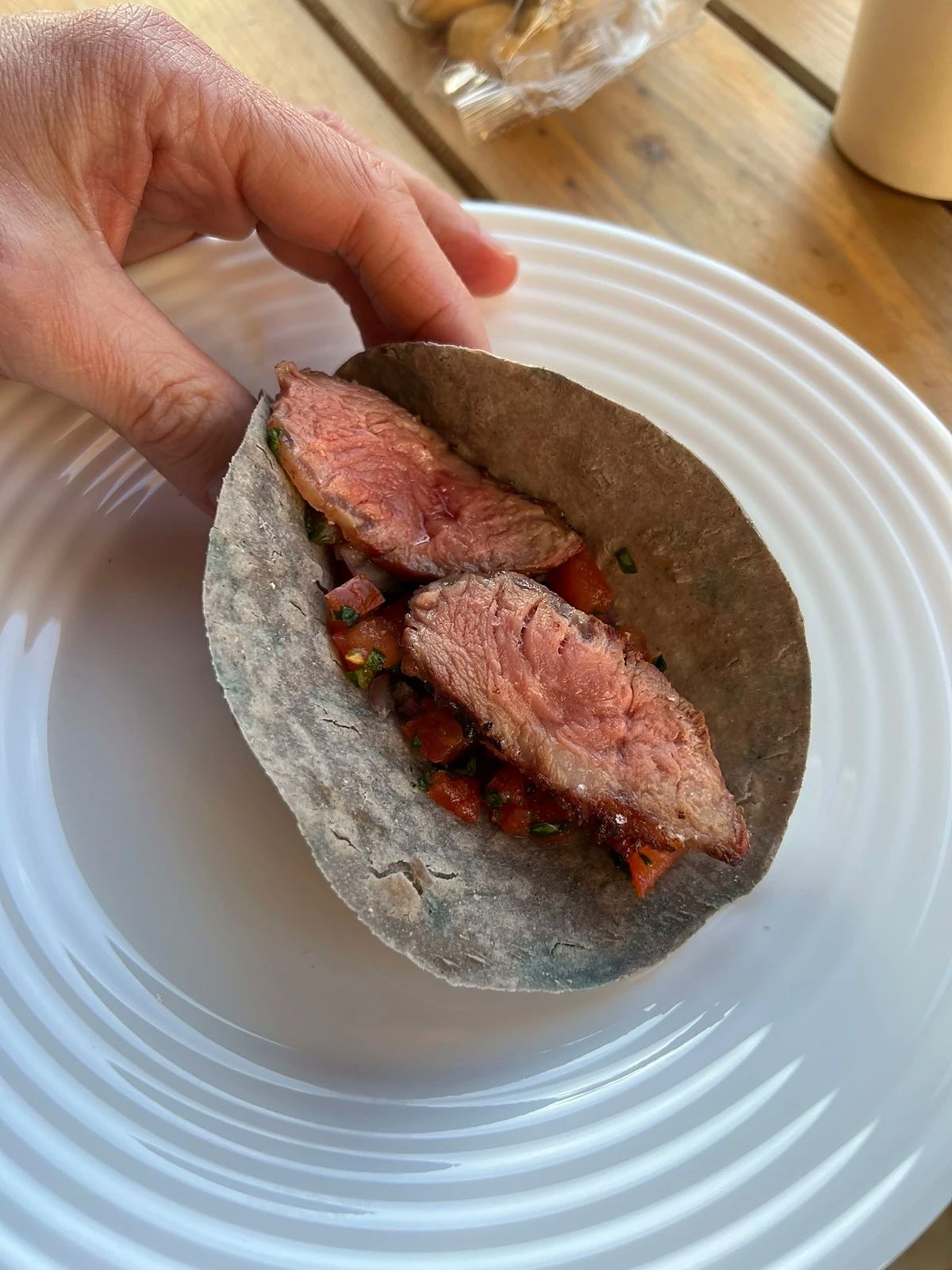 Steak-Taco mit Tortilla vom Grill und Salsa