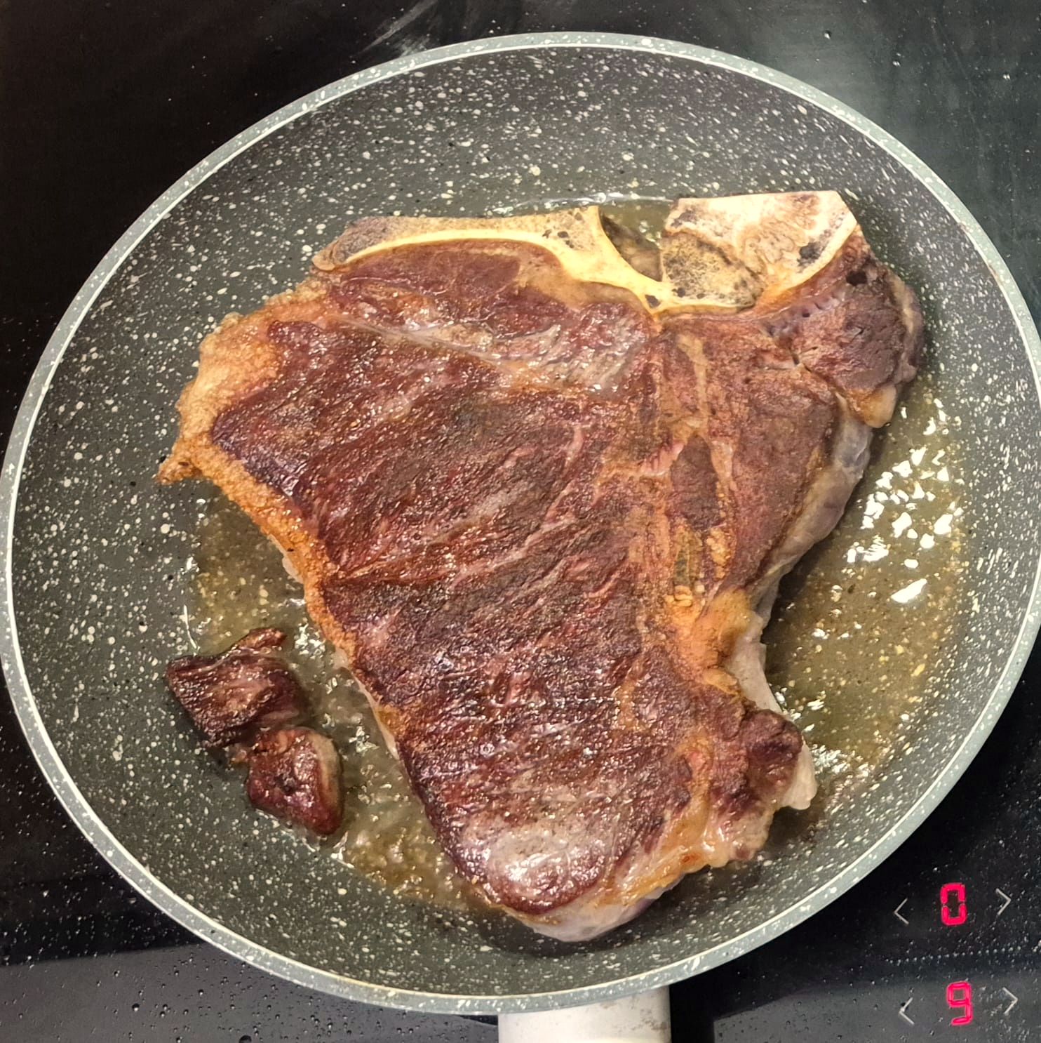 LF Steak — T-Bone scharf angebraten in der Pfanne